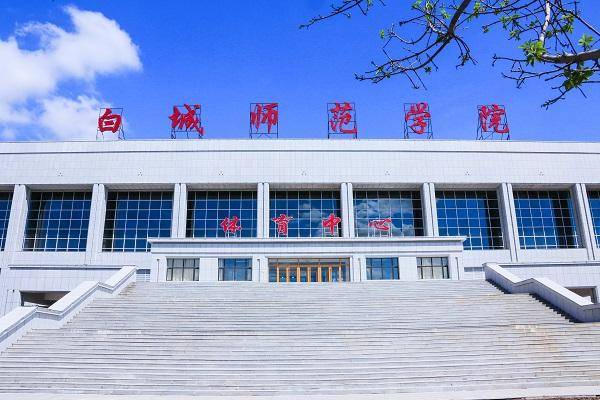 吉林一高校拟推“女生应主动微笑点头”礼仪规范，校方回应：只是倡导，并非强制执行