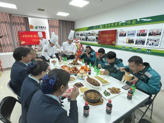 北京邮政快递小哥接到全聚德烤鸭礼盒：心里暖暖的！