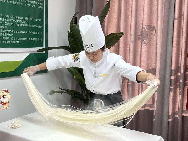 北京邮政快递小哥接到全聚德烤鸭礼盒：心里暖暖的！