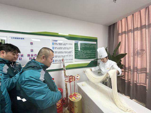 北京邮政快递小哥接到全聚德烤鸭礼盒：心里暖暖的！