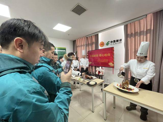 北京邮政快递小哥接到全聚德烤鸭礼盒：心里暖暖的！