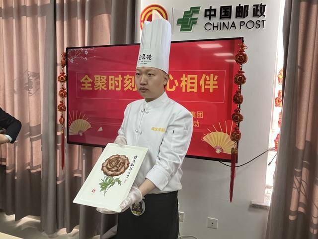 北京邮政快递小哥接到全聚德烤鸭礼盒：心里暖暖的！