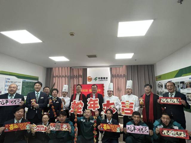 北京邮政快递小哥接到全聚德烤鸭礼盒：心里暖暖的！
