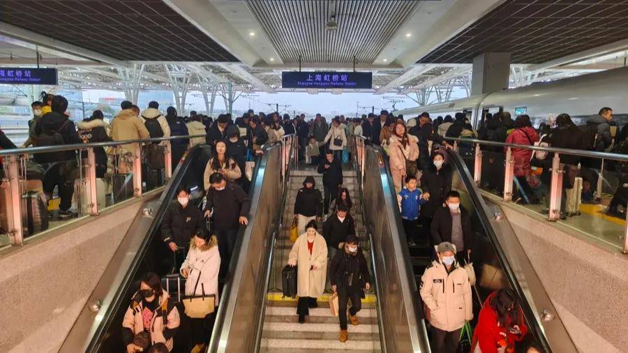 到底是上海！“凌晨的火车站比想象中温暖”