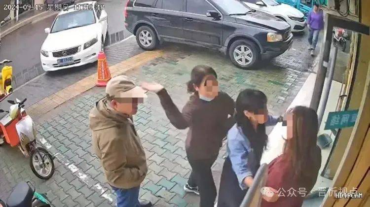网友实名举报“女公职人员借走6万还赌债”，索要时遭其持剪刀自残威胁 官方：已介入调查