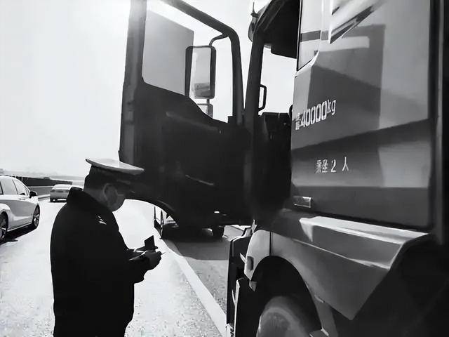 遭犯罪嫌疑人驾车冲撞，山东一交警因公牺牲