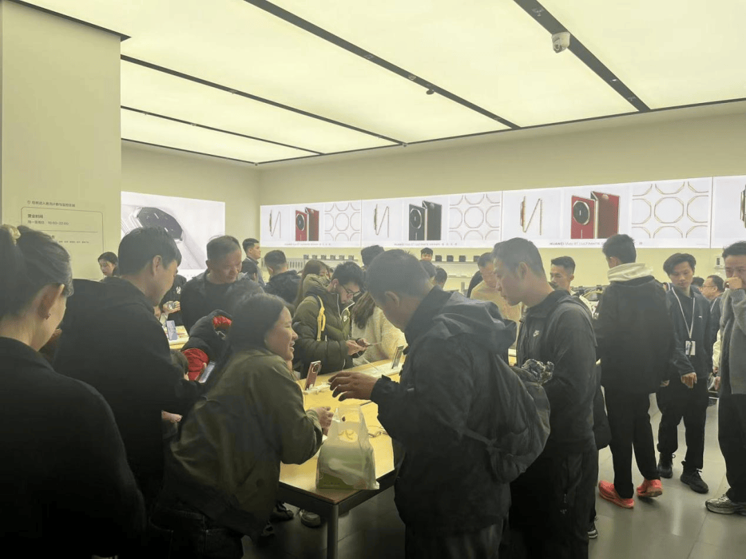 10分钟，售罄！7499元起，华为首款阔折叠屏卖爆了，记者实探……
