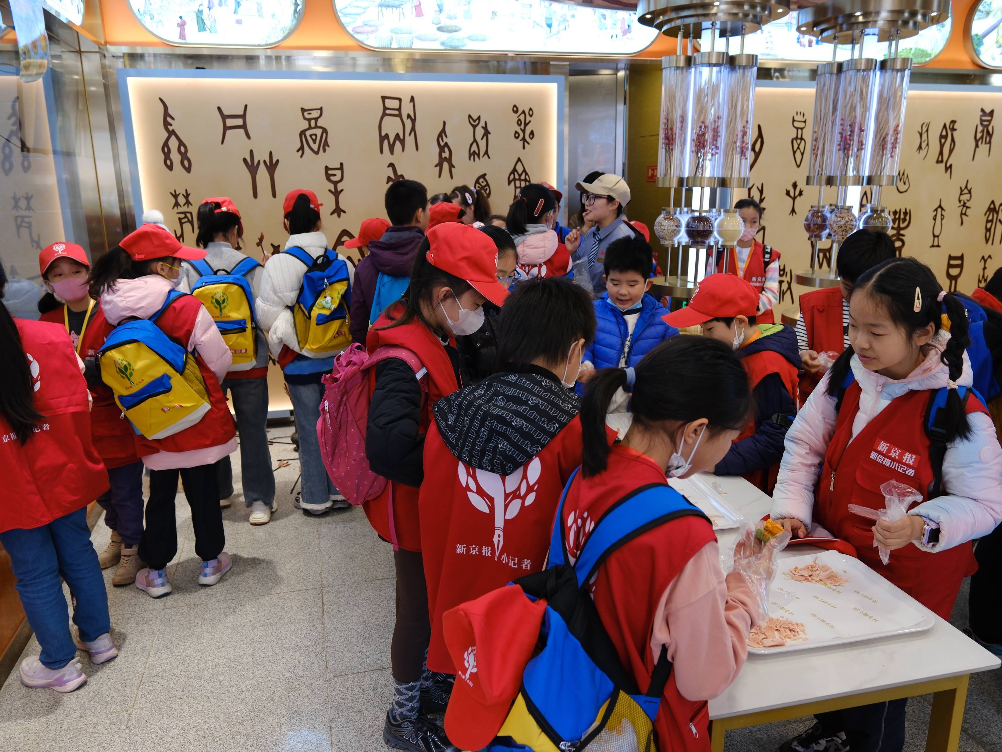 新京报小记者走进北京稻香村零号寻宝馆，开启糕点的“寻宝之旅”