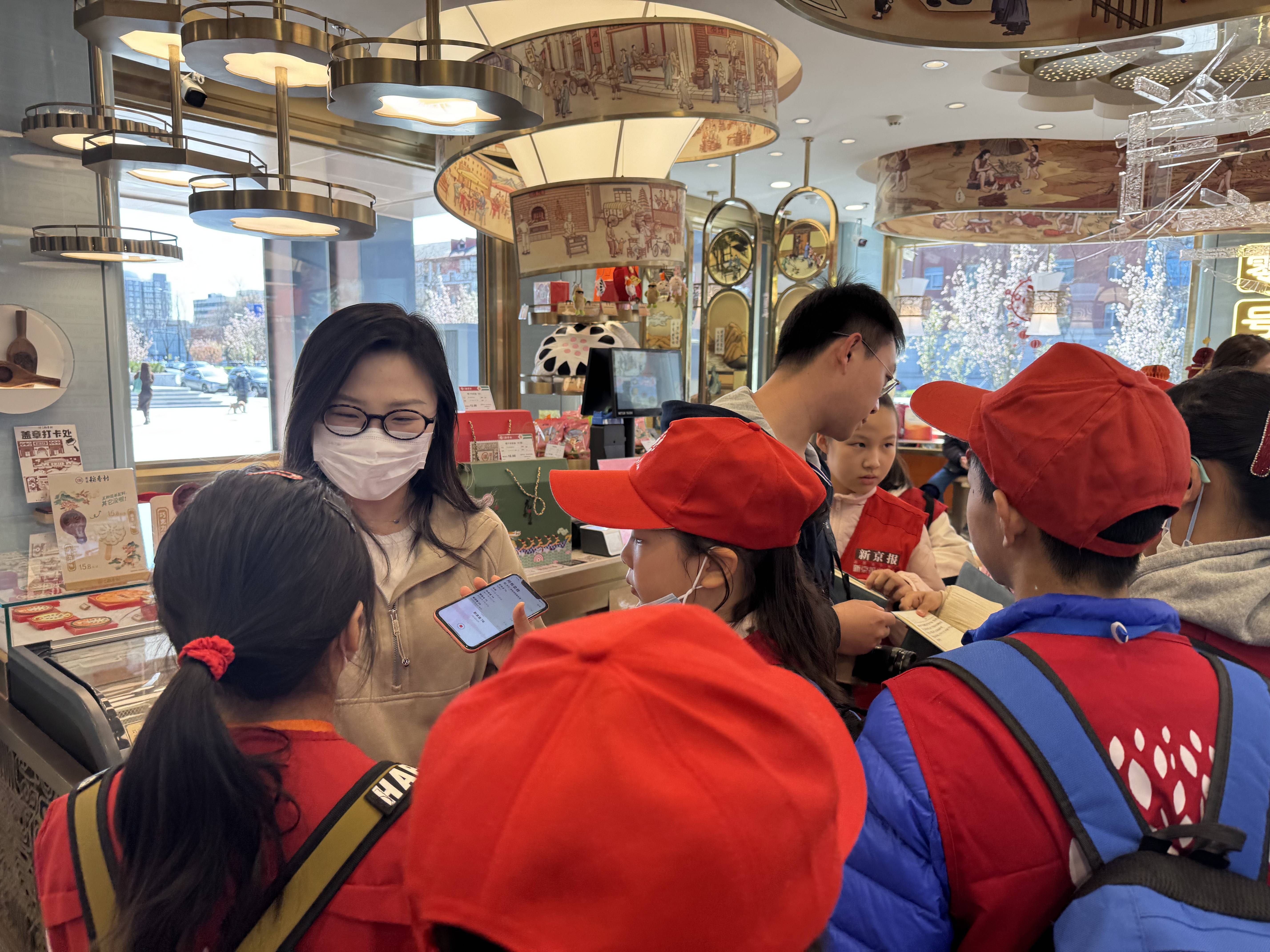 新京报小记者走进北京稻香村零号寻宝馆，开启糕点的“寻宝之旅”