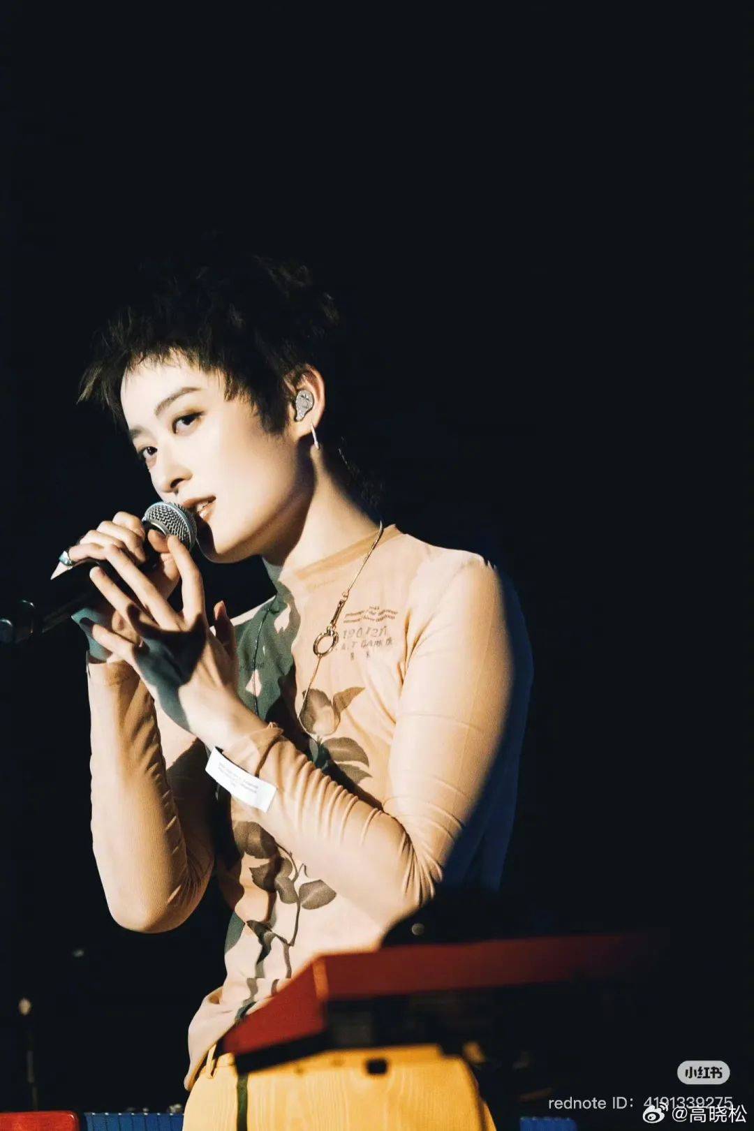高晓松晒与曾轶可合照发文：16年前没有被口水淹死的坚强女生，今天已经成长得无所畏惧！