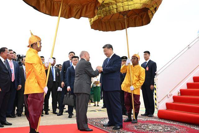 习近平抵达金边对柬埔寨进行国事访问