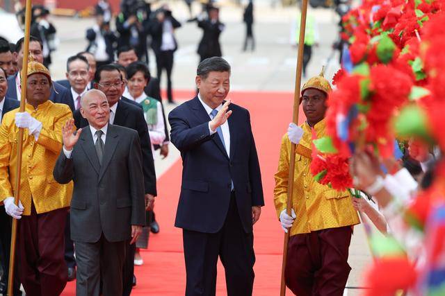 习近平抵达金边对柬埔寨进行国事访问