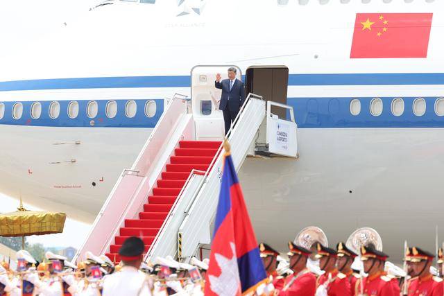 习近平抵达金边对柬埔寨进行国事访问