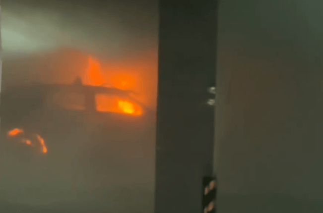 江门一小区车库疑似新能源车着火，现场有爆炸声