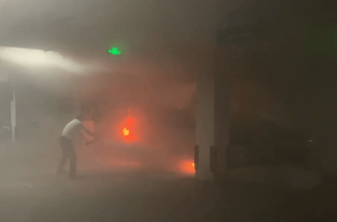 江门一小区车库疑似新能源车着火，现场有爆炸声