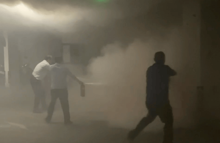 江门一小区车库疑似新能源车着火，现场有爆炸声