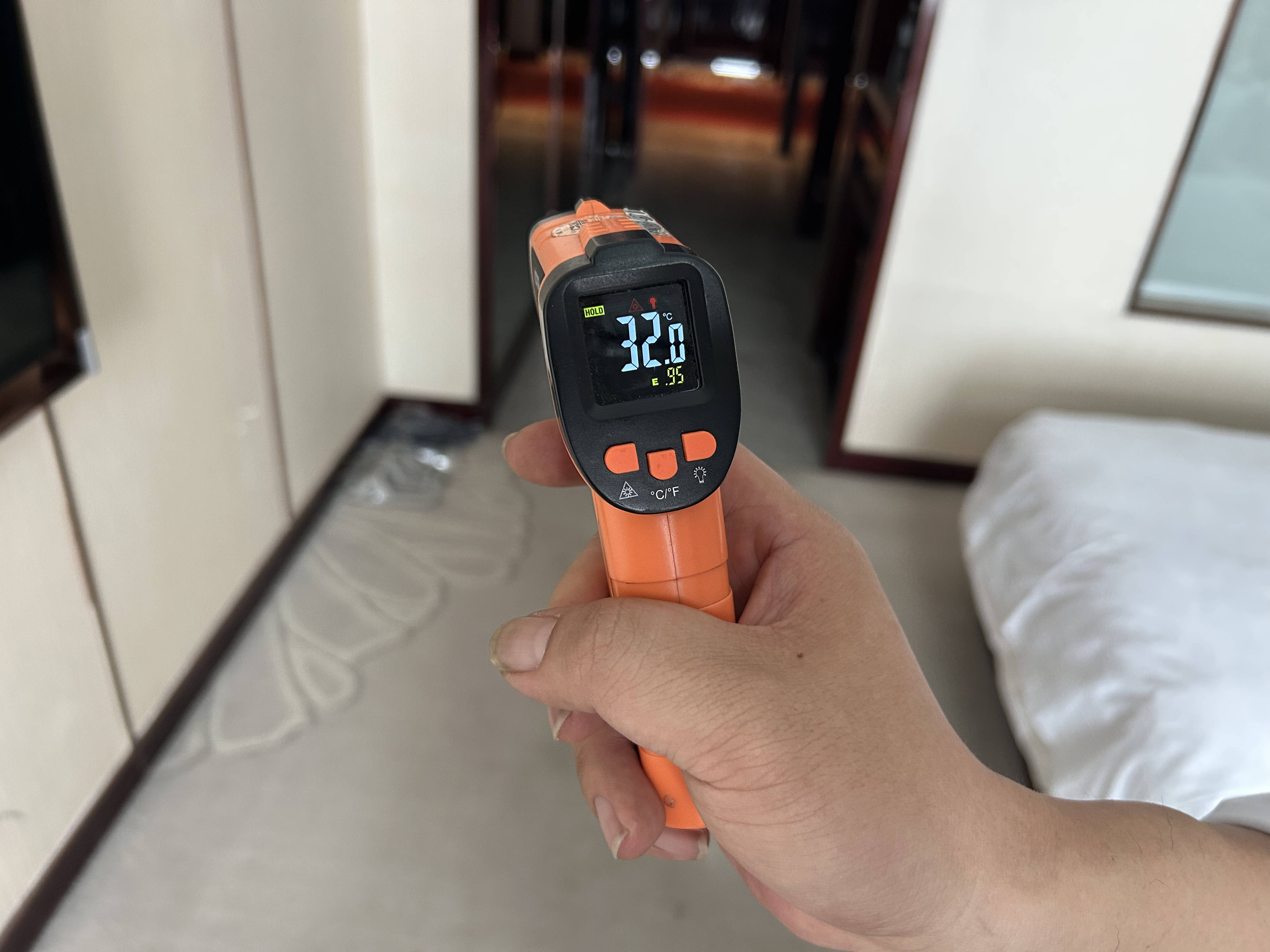 郑州一酒店供电受阻，37℃高温无法制冷陷运营困境