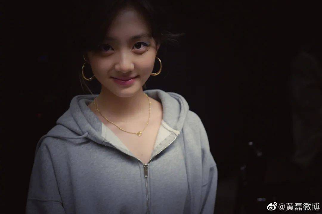 演员黄磊女儿黄多多正式进军娱乐圈，与王一博、汤唯合作电影《人鱼》